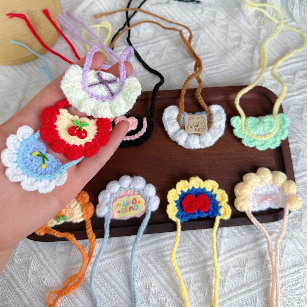 13 ซม.Self-Laughing หมีเสื้อผ้าเด็ก Bib ตุ๊กตาน้ําลายผ้าเช็ดตัวถัก Hand-Crocheted Chiai เสื้อผ้าเด็กผ้าฝ้ายตุ๊กตาตกแต่ง