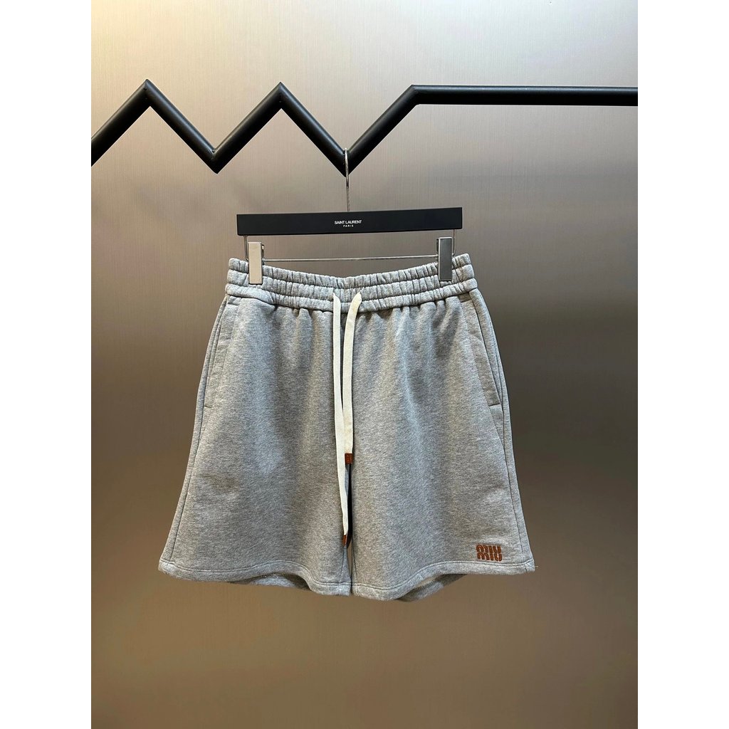 Miumiu Fore Body Fleece ปักโลโก้ กางเกงขาสั้นดึงสาย ทรงหลวม สไตล์เหมือนกันสำหรับทั้งผู้ชายและผู้หญิง