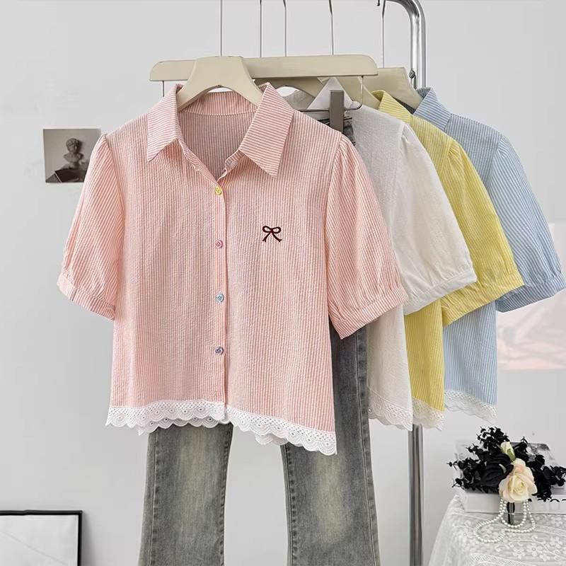 เสื้อเชิ้ตแขนสั้นคอปกลายทาง สีสดใสแนวสาวหวาน งานปักโบว์น่ารักๆตรงอก ดีไซน์แต่งลูกไม้ตรงชายเสื้อ แฟชั่นฤดูร้อนง w635