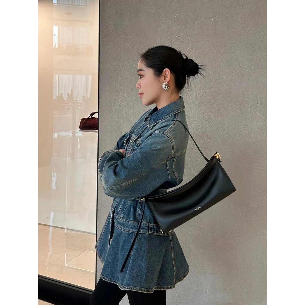 กระเป๋าสะพายไหล่ Alaia Baguette Hobo Crescent Clip Underarm Bag ทำจากหนังวัวนำเข้า