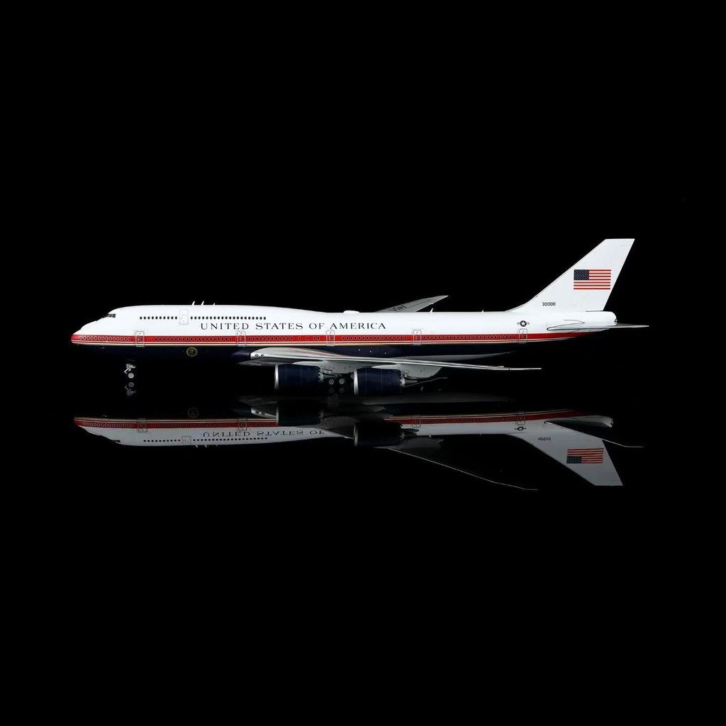 Pre-Order SQ Wings L2280 1: 200 US Air Force One B747-8 3,0000 เครื่องบินโลหะผสม