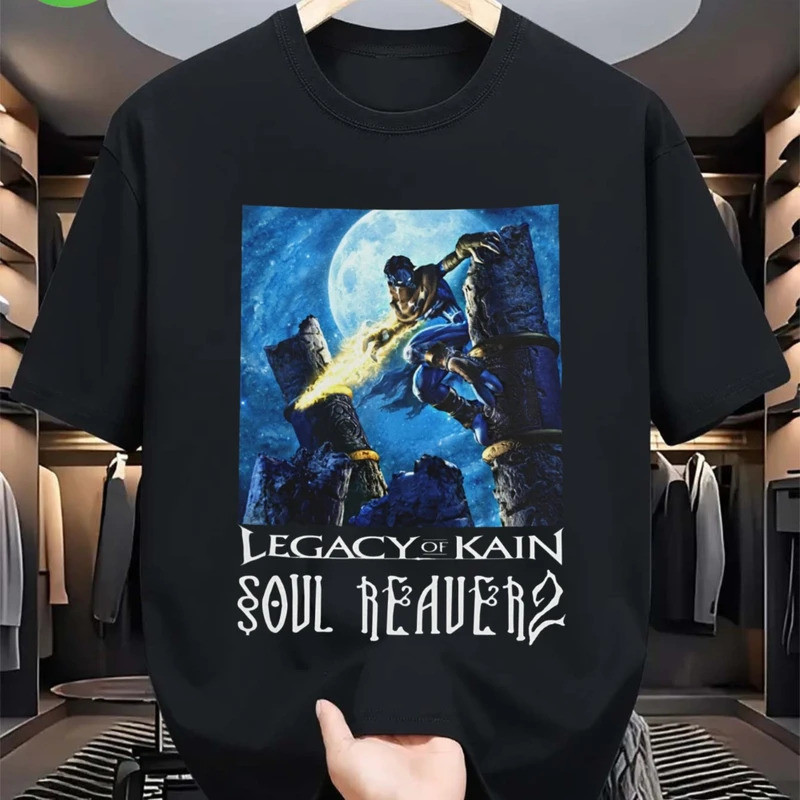 เสื้อยืดลายกราฟิกอย่างเป็นทางการของเกม Legacy of Kain Soul Reaver 2 สีดำ พร้อมลายกราฟิกของ Kain ที่เ