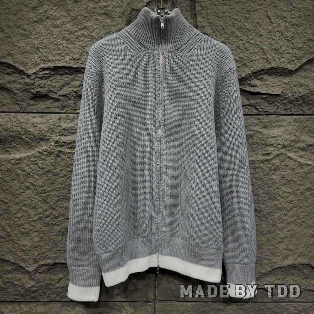 [TDD ผลิต] MM6 Mojira 2025 สไตล์ใหม่ เสื้อกันหนาวสเวตเตอร์ สีเทามีซิปด้านข้าง คอปกยืน สวมใส่ได้ทั้งช