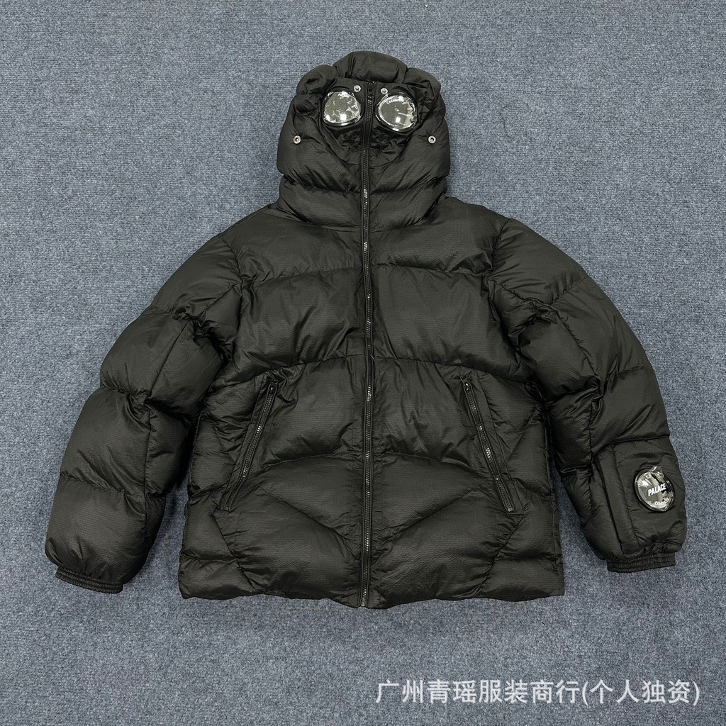 เสื้อแจ็คเก็ตจากแบรนด์ CP Company สำหรับฤดูหนาว ทำจากผ้าฝ้ายหนามาก มีฮู้ดและแว่นตา ตามแฟชัน