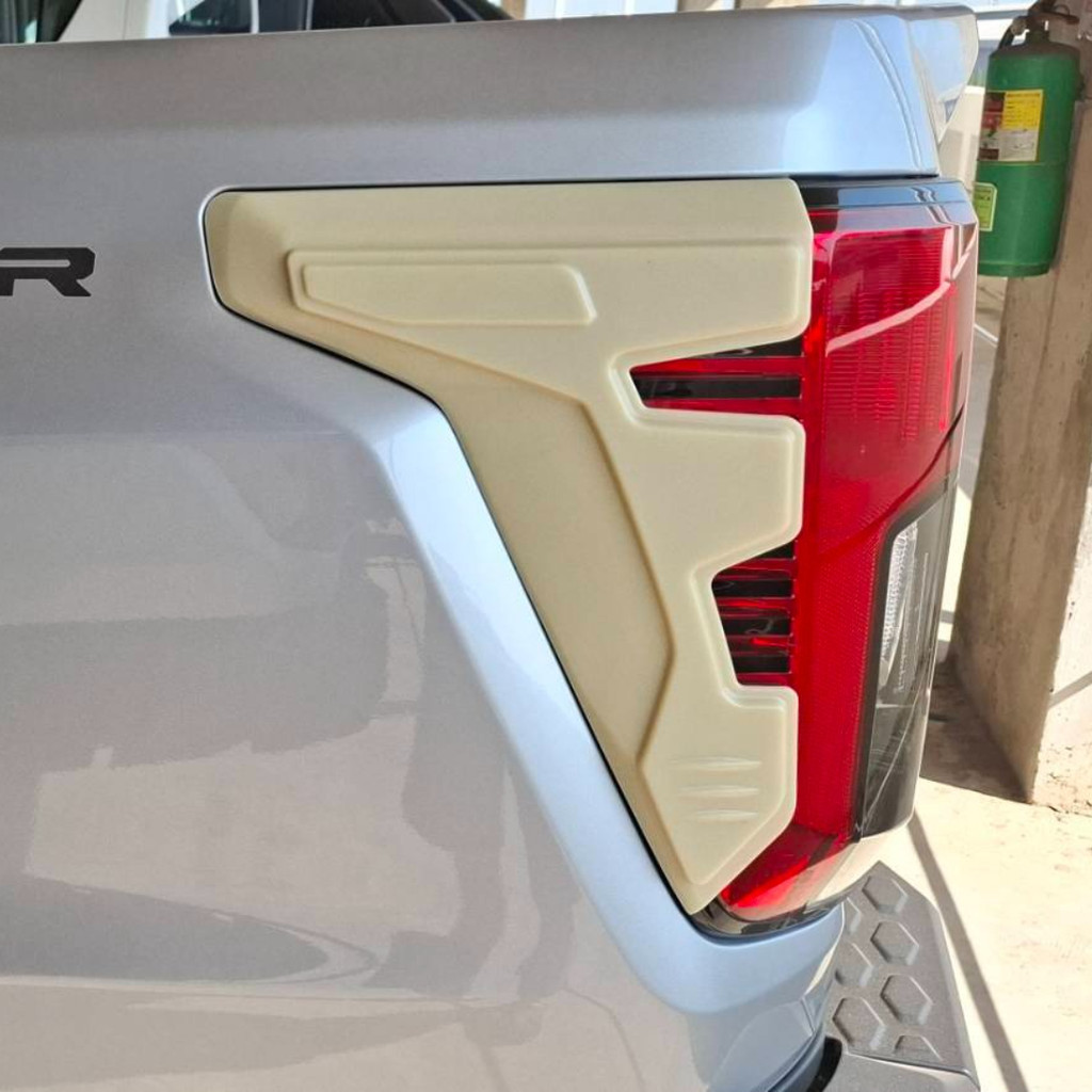 ครอบไฟท้าย Toyota Travo งานพรีเมียม ตรงรุ่น สีดำด้าน/ชุบโครเมียม/เคฟล่า/ดำเงา  ( F4 ) ราคา ถูกที่สุด ดีลบีเคเค แกลเลอรีภาพที่ 6