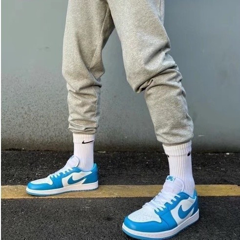 รองเท้าผู้ชายรองเท้าผู้หญิง Air Jordan 1 Low AJ1 Classic Low-Top รองเท้าสเก็ตบอร์ด Anti-Slip ทนทานรอ