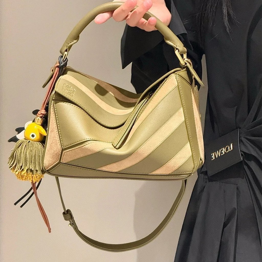 กระเป๋ารูปทรงเรขาคณิต Loewe ขนาด 24 ซม. หนังลูกวัวเคลือบทองเงิน พร้อมงานปักลายปริศนา