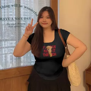 ขอบเสื้อผู้หญิงตอนหน้าอก U เสื้อสาวอวบพรางหุ่น รุ่นล่าสุดเสื้อยืดผู้หญิง มีหลายสีให้เลือก มีหลายไซซ์ให้เลือกเสื้อยืดผู้ห