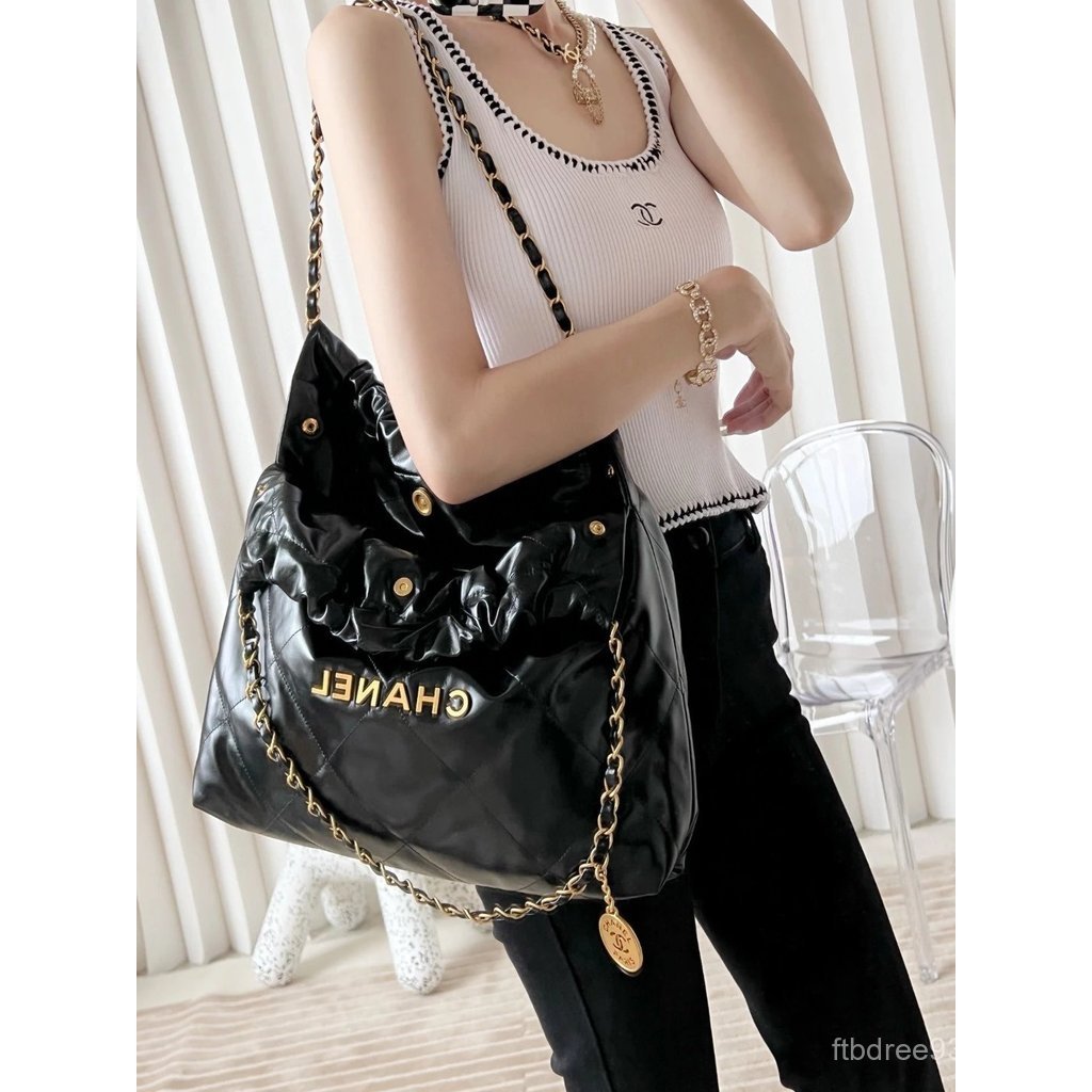 CHANEL กระเป๋าสะพายแบบใหม่ ดีไซน์สายโซ่ และเป็น tote bag สำหรับช้อปปิ้ง
