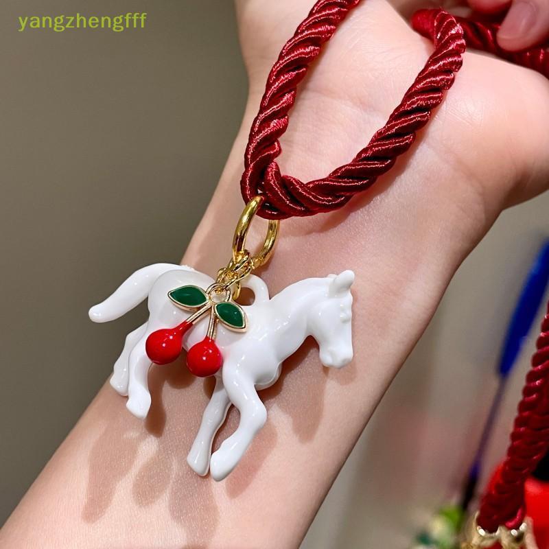 [หยางเจิ้งfff] ม้าที่มีสีสันเชอร์รี่จี้สร้อยคอยาวสําหรับผู้หญิงปรับเสื้อกันหนาวโซ่เครื่องประดับเครื่