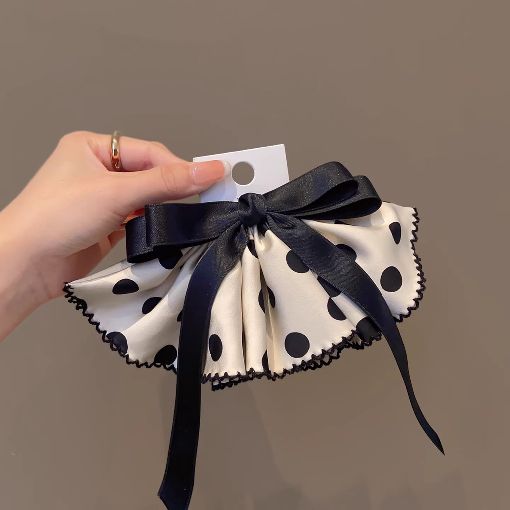 กระโปรงลายจุดสไตล์เกาหลี พร้อมกิ๊บติดผมโบว์ .material=ผ้าซาติน .suitable_for=all_seasons