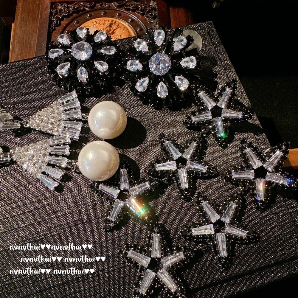 Shinro Star River Meteorite ต่างหูอัญมณีชุบ 18K สไตล์พีโตนสีดำ