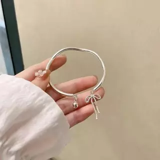 กำไลข้อมือ Möbius ดีไซน์เจ้าหญิงในฝัน ประดับด้วยโบว์และกระดิ่ง ปรับขนาดได้ เหมาะสำหรับเพื่อนสนิท เครื่องประดับหรูหรา