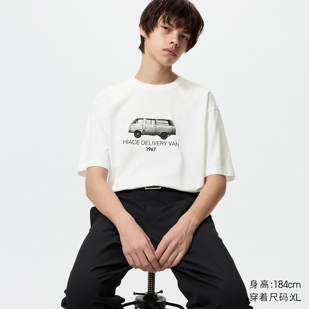 Uno เสื้อยืดพิมพ์ลาย TOYOTA แขนสั้น