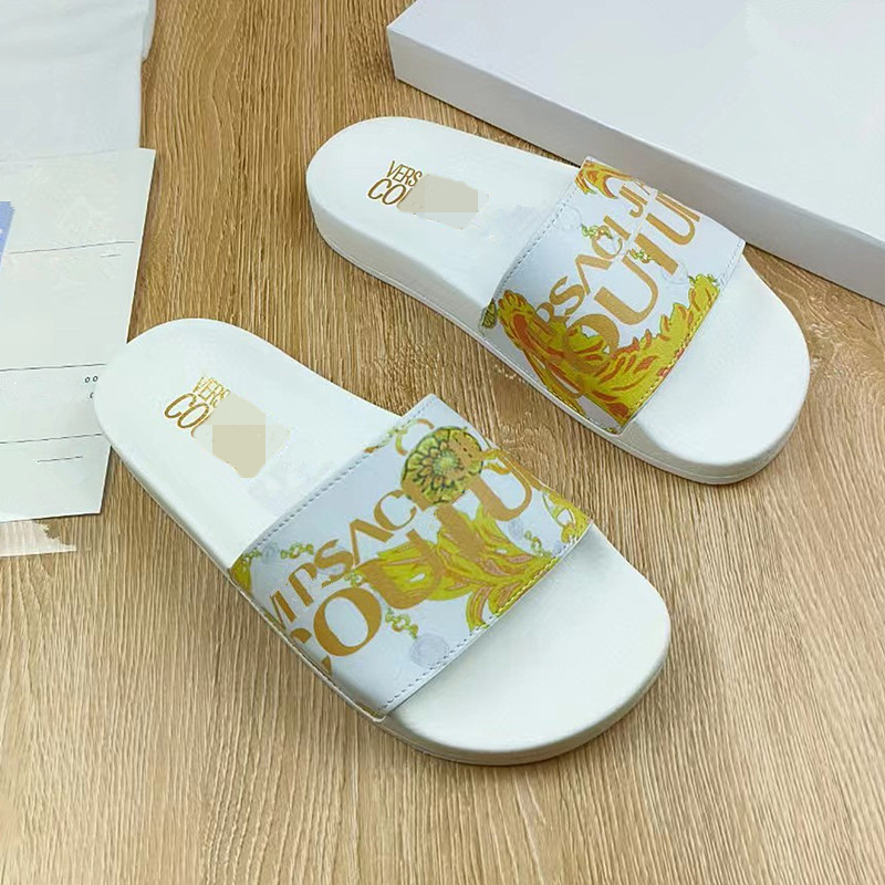 รองเท้าแตะกราฟฟิตี้ APL3 พิมพ์ลายเมดูซ่า อโวนู่ สำหรับฤดูร้อนปี 2025 สไตล์หรูหรา