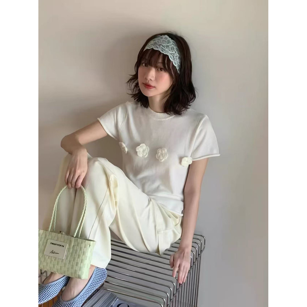 เสื้อถักลายเหลียงเหลียงเจีย อ่อนโยนแบบฝรั่งเศสมีลวดลายดอกไม้แขนสั้น สำหรับผู้หญิง บางเบานำเสนอในไซส์เล็ก พร้อมให้คุณสวมใส่ในฤดูใบไม้ผลิ