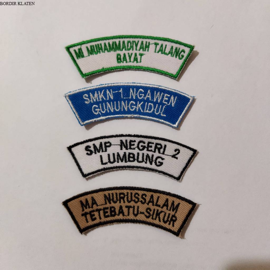 เย็บปักถักร้อย Bet เย็บปักถักร้อยโรงเรียน Location ขนาด 8x2.8 CM สามารถขอชื่อได้หลายสีสามารถขอชื่อโร