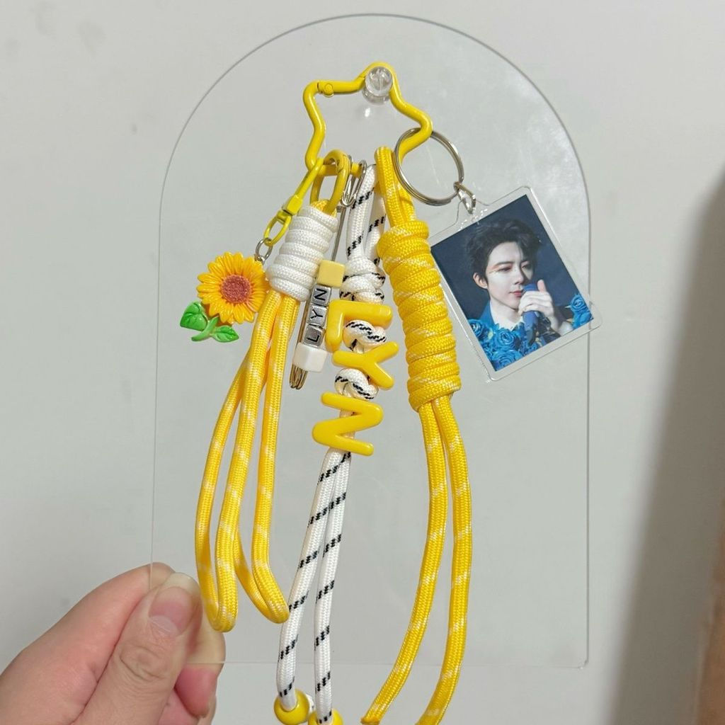 พวงกุญแจและจี้กระเป๋า Liu Yuning วัสดุสร้างสรรค์ ของขวัญสำหรับแฟนคลับ