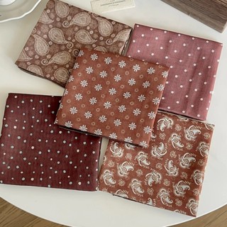 ผ้าพันคอไหมลายจุดสีน้ำตาล สไตล์เมอร์เดียน