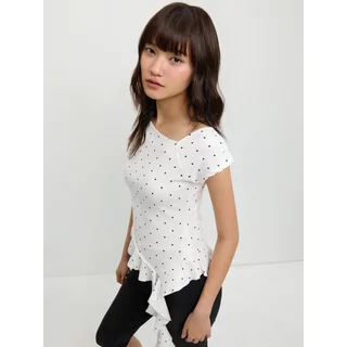 [Pomelo] เสื้อแขนล้ำดีเทลชายอสมมาตรแต่งระบายลายจุด / Asymmetric Hem Cap Sleeve Polka Dot Top – White