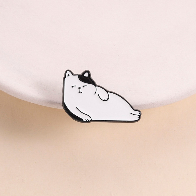 .BADGE LAZY LYING CAT สีดำและขาว การออกแบบแบบมินIMALIST และเคลือบพิเศษ สำหรับคนรักแมวและสะสมอุปกรณ์แต่งกระเป๋า