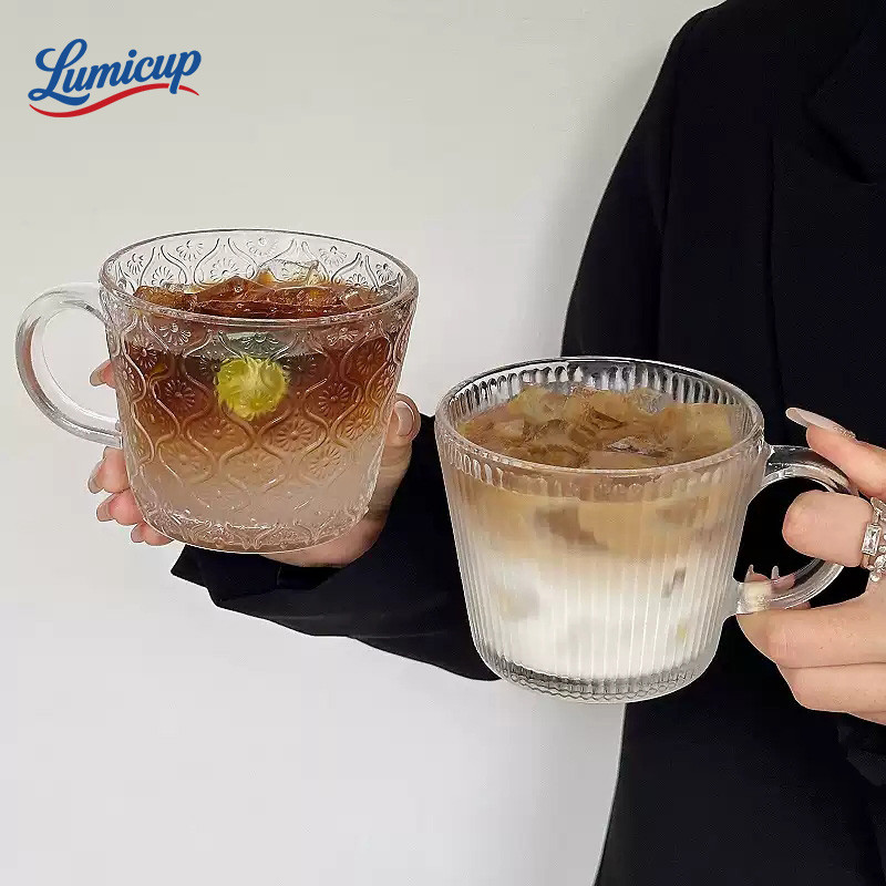 แก้วกระจกลายวินเทจมีหูจับ 400ml | แก้วน้ำผลไม้ คูลด์เบรว | ทนทาน ไม่แตกง่าย ร้อน/เย็นใช้ได้ สำหรับใช้งานประจำวัน
