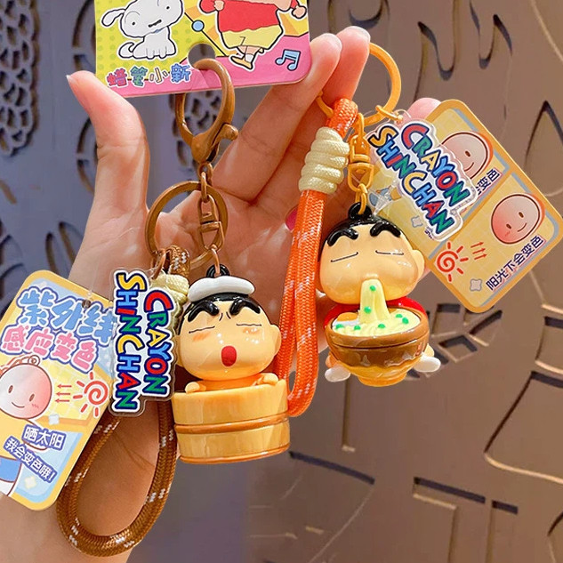 ของแท้ Crayon Shin-Chan Light Color-Changing Series พวงกุญแจน่ารักการ์ตูนตุ๊กตากระเป๋านักเรียนจี้ของขวัญขนาดเล็ก