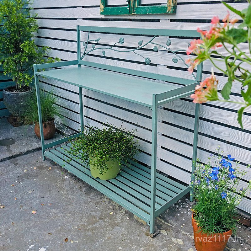 เครื่องมือทําสวนกลางแจ้งปฏิบัติการตารางยาวตารางยืนแสดงเหล็กชั้นวางผนังสนับสนุนหลายชั้นดอกไม้ยืน ที่ท