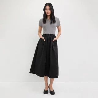[Pomelo] เดรสยาวแขนสั้นดีไซน์ตัดต่อผ้าดีเทลซิปหน้าและกระเป๋าข้าง / Zipped Short Sleeve Maxi Dress with Pockets