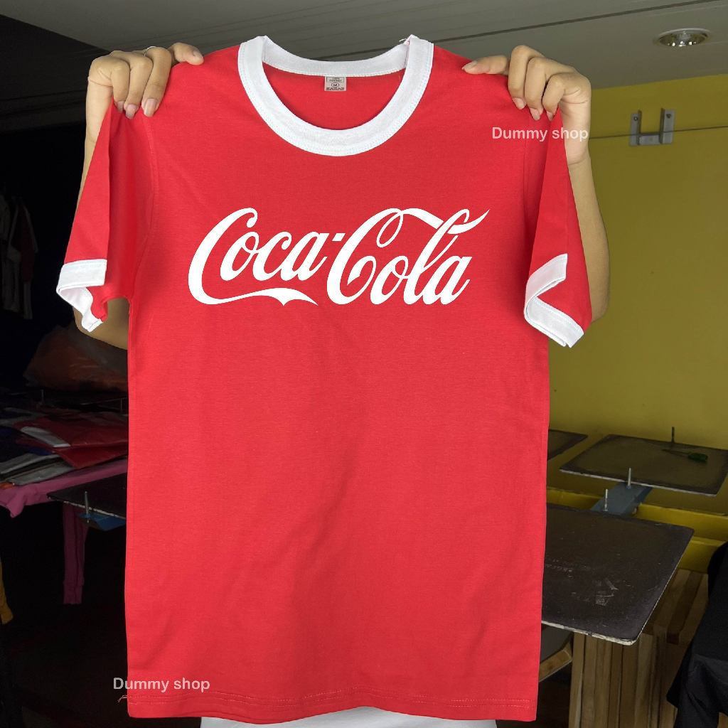 เสื้อยืดแขนสั้นในตำนาน 90s กับการพิมพ์ Coca-Cola 3D