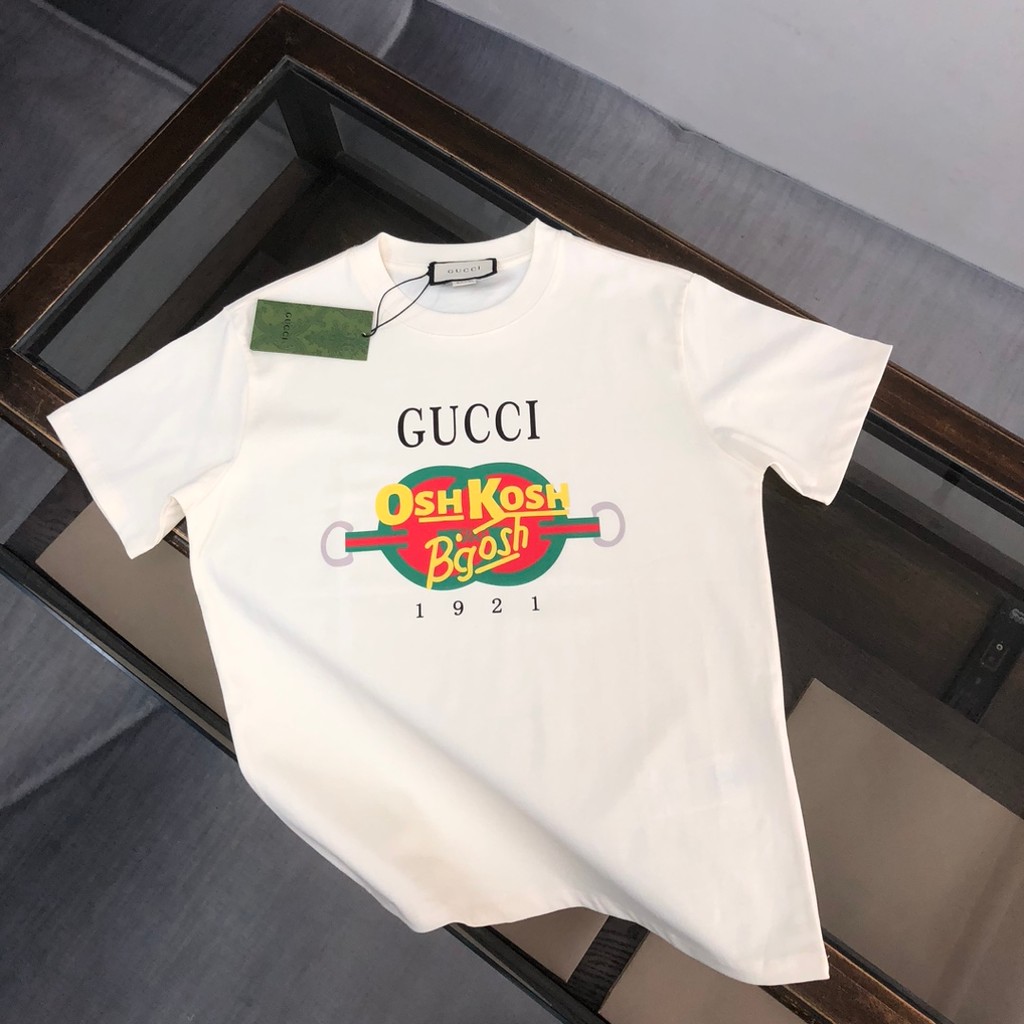 2026กุชชี่ ต้นฤดูใบไม้ผลิใหม่สไตล์แขนสั้นเสื้อยืดผู้ชายผู้หญิงคู่สไตล์กีฬาแสงระบายอากาศรอบคอบางพอดีส