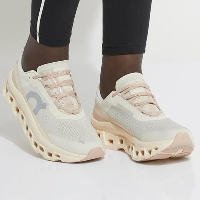 รองเท้าวิ่งผู้หญิง On CloudMonster Beige