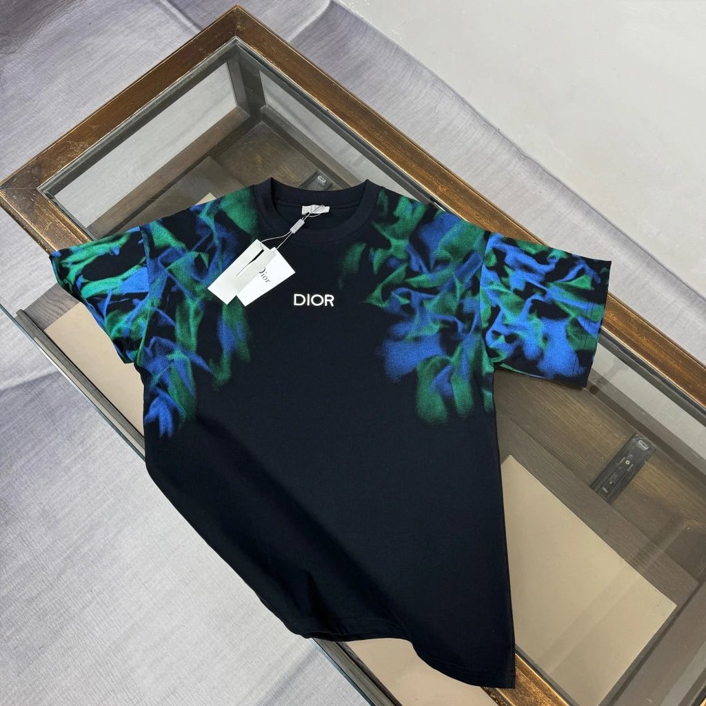 เสื้อเชิ้ต DIOR คลาสสิก ออกแบบเรียบหรูด้วยป้ายโลโก้รอบคอลายละเอียดประณีต สำหรับทั้งชายและหญิง ดีไซน์