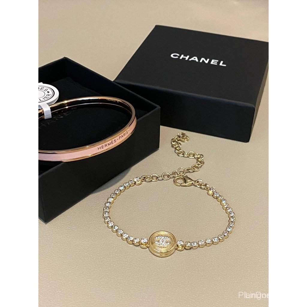 กำไล Chanel เพชรเต็มวงและเขื่อนแก้ว Hermes