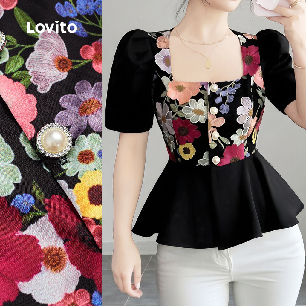 Lovito เสื้อเบลาส์หรูหราสไตล์รีสอร์ท เหมาะสำหรับออกเดท เดินทางท่องเที่ยว ลวดลายดอกไม้ ชายระบาย สีดำ สำหรับผู้หญิง เหมาะสำหรับฤดูใบไม้ผลิ/ฤดูร้อน L172ED124