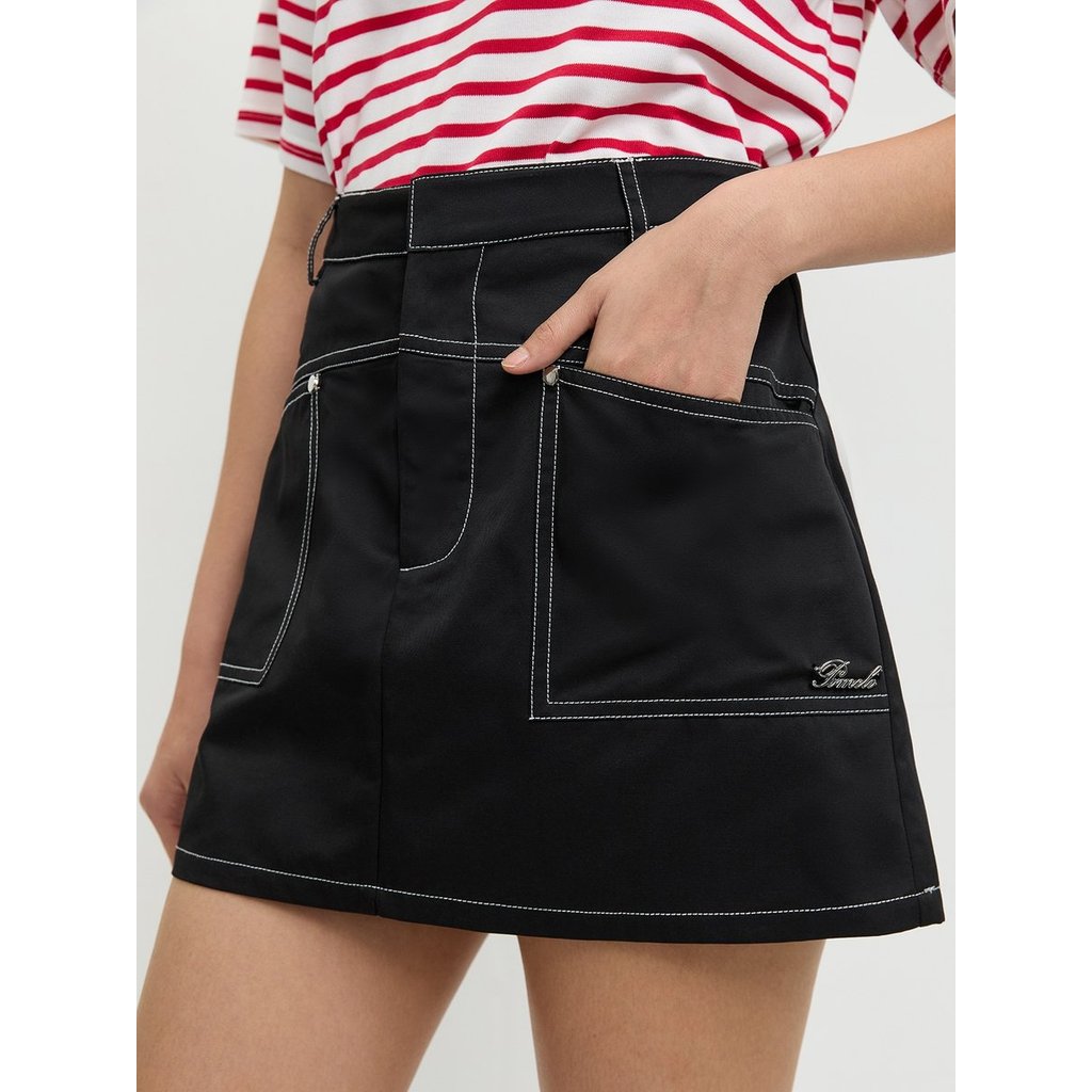 [Pomelo] กระโปรงยีนส์กระเป๋าหน้าดีเทลเย็บตะเข็บสีตัดกัน / Denim Skirt with Front Pockets and Contrast Stitching – Black