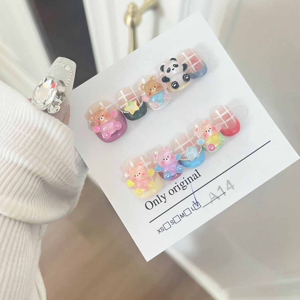 Short Dopamine Bear Hand-Weared Nails HAND-Painted Checkerboard French Cute Nails Small Fresh 2026.2