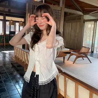 Chili Koko ชุดเสื้อแขนสั้นผู้หญิงแต่งลูกไม้ สไตล์หวาน เสื้อแฟชั่นฤดูร้อน ดีไซน์ใหม่ โดดเด่นและเก๋ไก๋ W712
