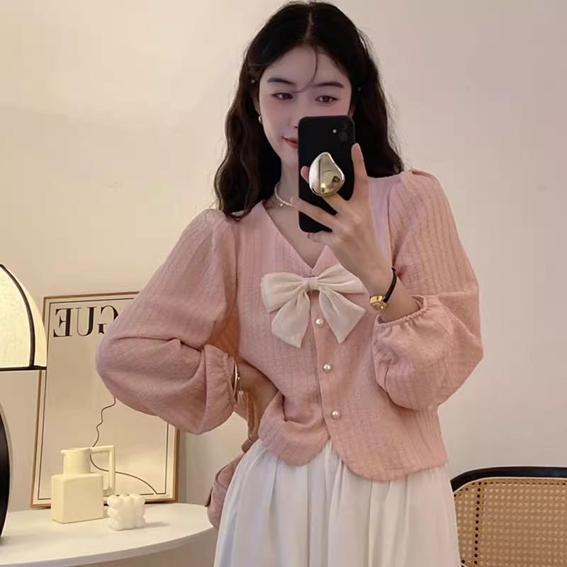 เสื้อแขนจั้มคอวี แต่งโบว์ตรงอก กระดุมมุก สวยหรูน่ารัก แฟชั่นเกาหลี สไตล์คุณหนู-พร้อมส่งจาก กทม.-รุ่นW668