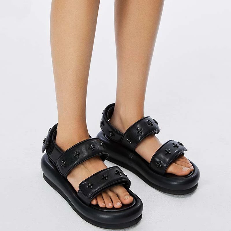 ต้องมีอินเทรนด์สไตล์สวมใส่รองเท้าแตะสีดําตั้งแคมป์ดาวสุทธิฤดูร้อนหนังแกะรองเท้าผู้หญิงสวนกลางแจ้งสไต