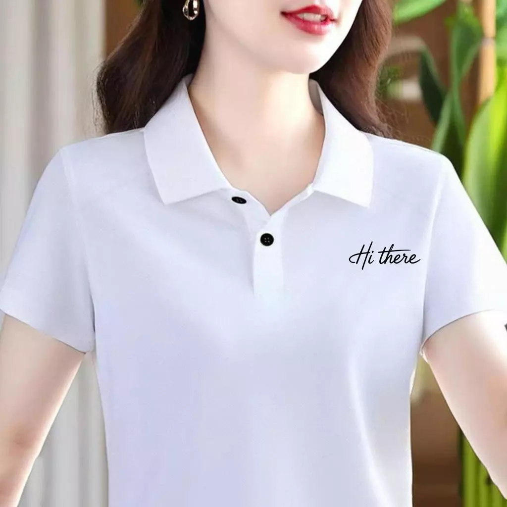 【จัดส่งจากกรุงเทพฯภายใน 24 ชั่วโมง】เสื้อโปโลสีดำสำหรับผู้หญิงสไตล์ออฟฟิศ | สภาพเรียบง่ายไม่ยุ่งยาก + ลาย“Hi there”ชิค เห