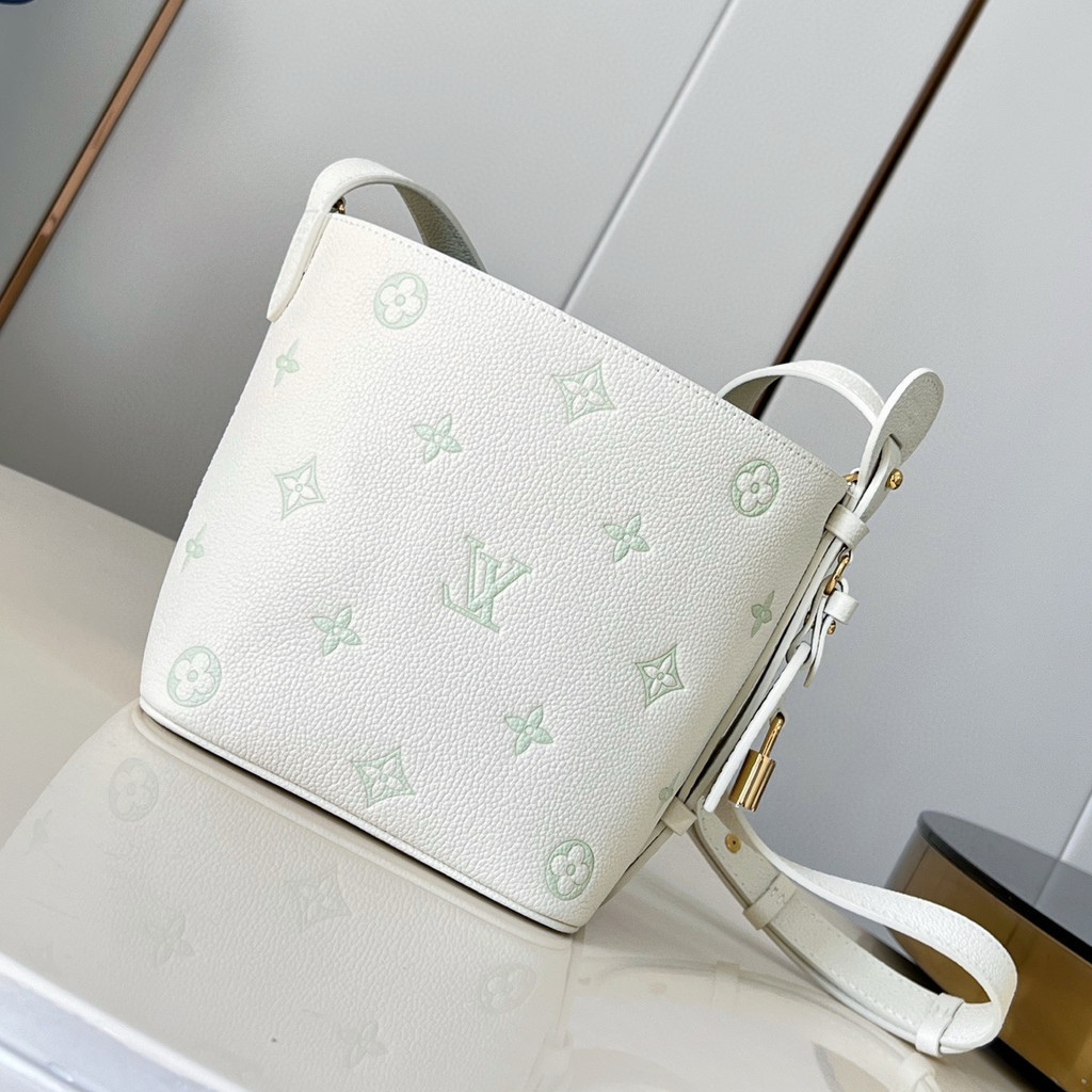 Pre order ราคา9300 LLL M27570 All In BB Bucket Bag กระเป๋าสะพายข้าง หนังแท้ sz18*12*16cm