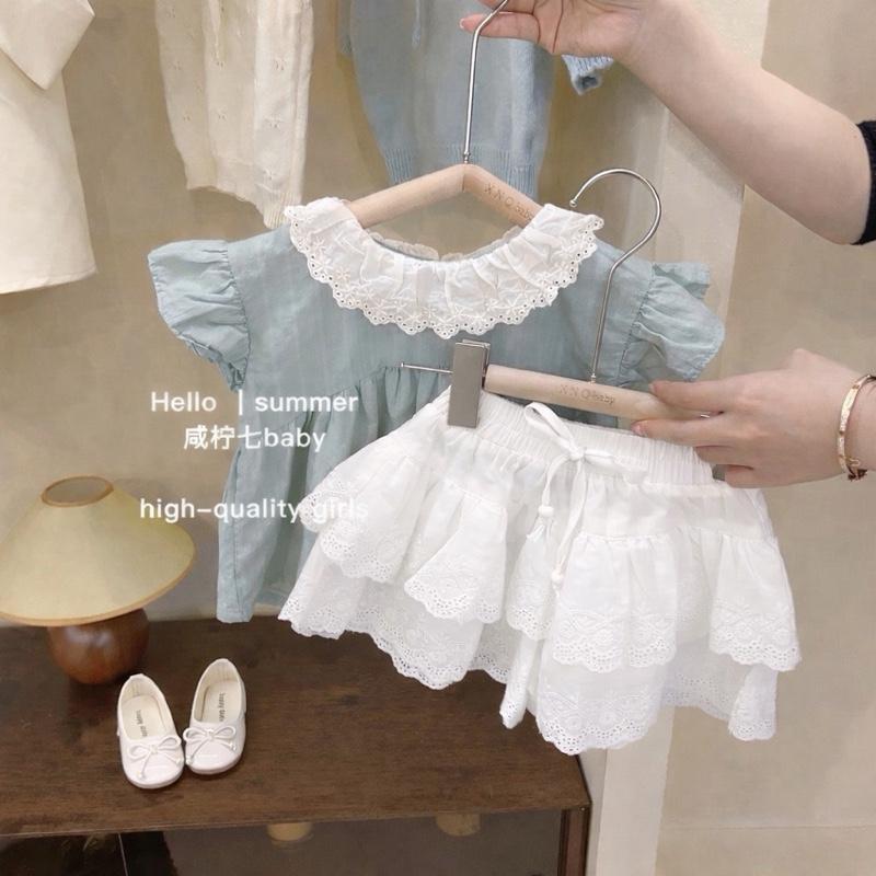 พร้อมส่งจากไทยค่ะ ชุดเซ็ตเด็กผู้หญิง เสื้อแต่งคอบัวสีฟ้า + กระโปรงสีขาว แต่งลายลูกไม้ NY-70