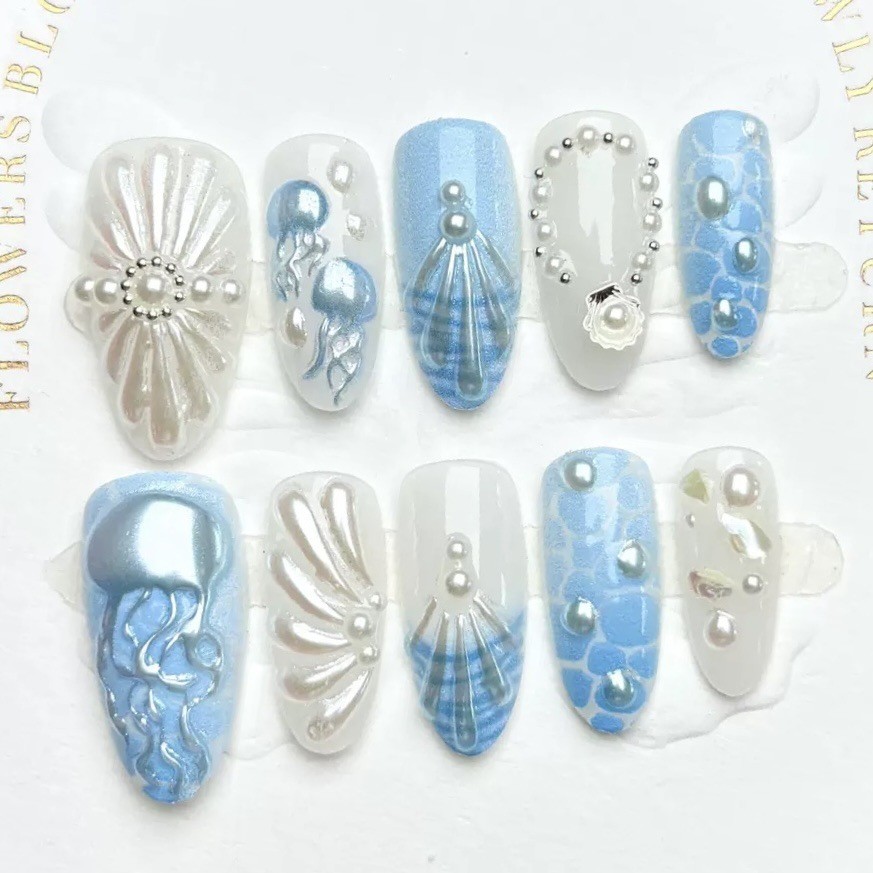 ทําด้วยมือกดบนเล็บกาวฟรีภาพถ่ายจริงเมอร์เมดเจ้าหญิงเชลล์สีฟ้าแมงกะพรุนออกแบบส่องไฟเล็บปลอมแพทช์เล็บปลอมนํากลับมาใช้ใหม่ได้สําหรับผู้หญิงและห
