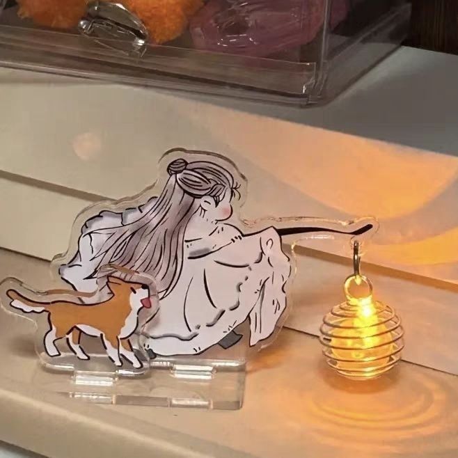 Xiaohongshu รุ่น Q อะคริลิค High-value Lotus Studio อุปกรณ์ต่อพ่วงยืนการ์ดเดสก์ท็อปตกแต่งแฟนของขวัญ 