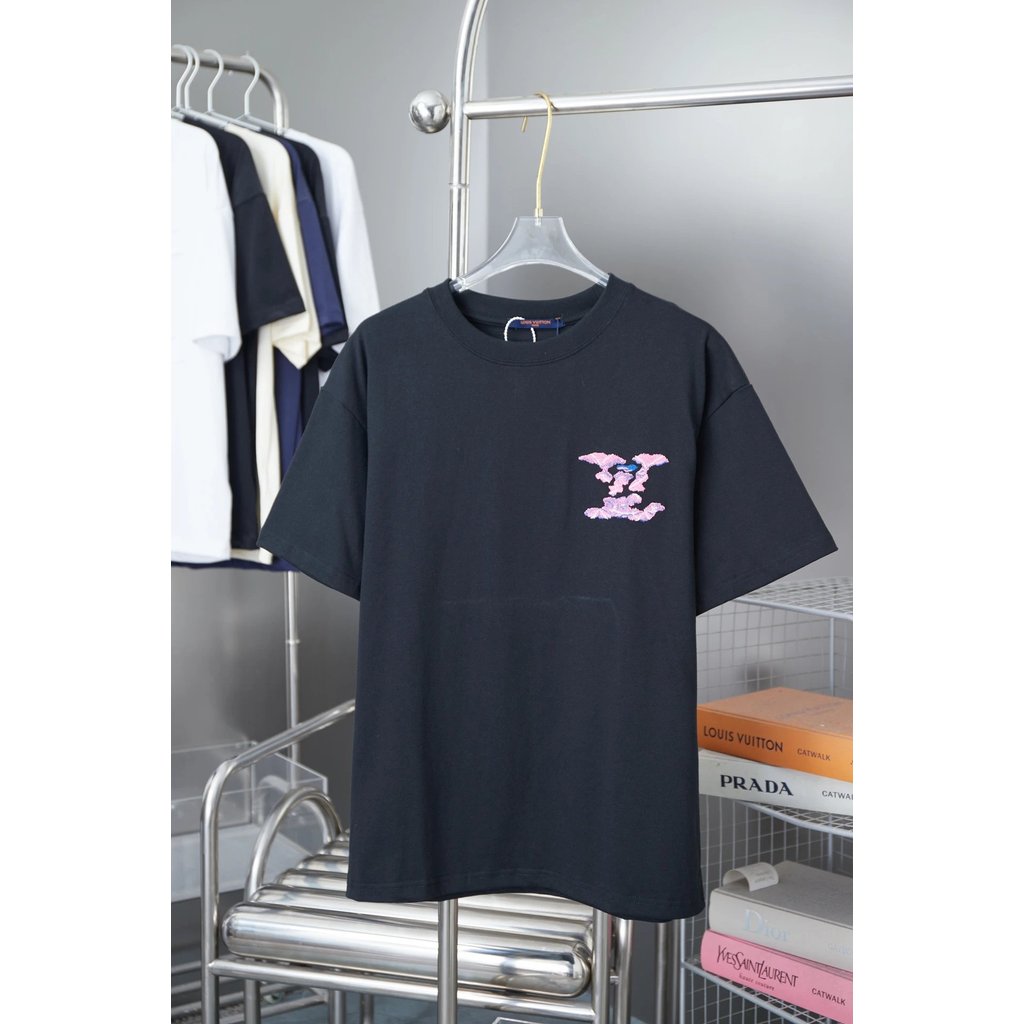 เสื้อเชิ๊ตโลUIS VUITTON ใหม่ สไตล์ปักจดหมาย พิมพ์รอบคอ แขนสั้น ผ้าฝ้ายแท้ ใส่สบาย ขนาดคลาย เหมาะสำหร