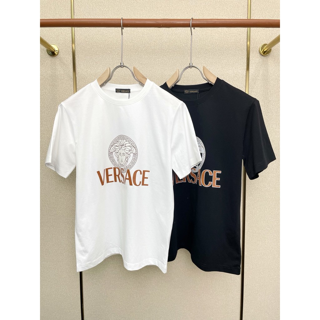 VERSACE พิมพ์เสื้อยืดแขนสั้น สำหรับทั้งผู้ชายและผู้หญิง ต้านทานรอยยับ
