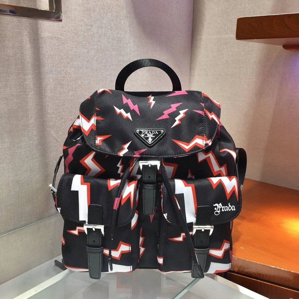 PRADA Hot-sale Lightning 1BZ677 Backpack โดยใช้ไนลอนนําเข้า วัสดุหนัง การพิมพ์สายฟ้า ที่จับผ้า,