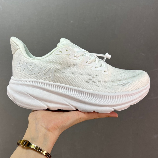 รองเท้าวิ่ง Hoka Clifton 9 และ Hoka Bondi 8 สำหรับผู้หญิง