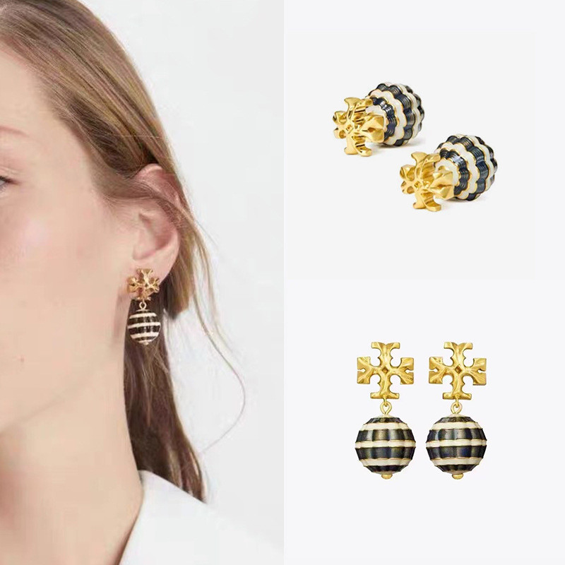 ต่างหูสไตล์แบบ Zhang Ziyi ทำจากทองคำเคลือบ 18K ในลวดลายบอลลูนอากาศร้อน มีสีสันสดใสและเป็นเครื่องประด